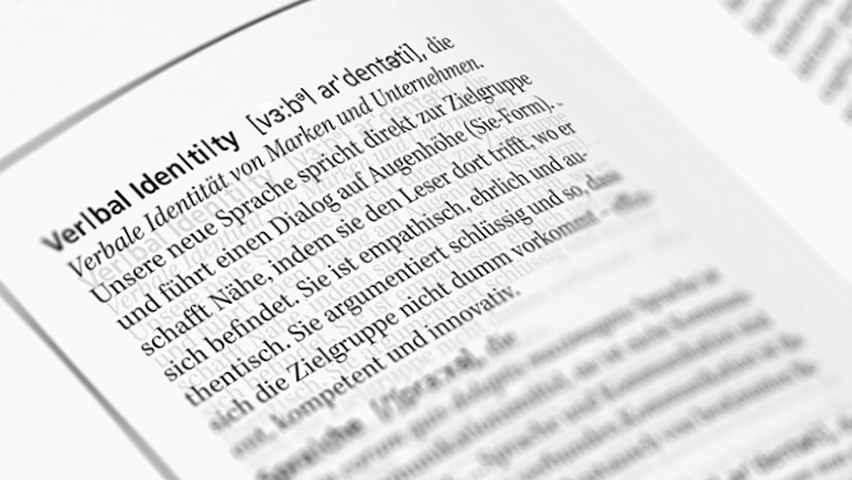 Aufgeschlagenes Buch, es wird der Lexikontext Verbal Identity angezeigt