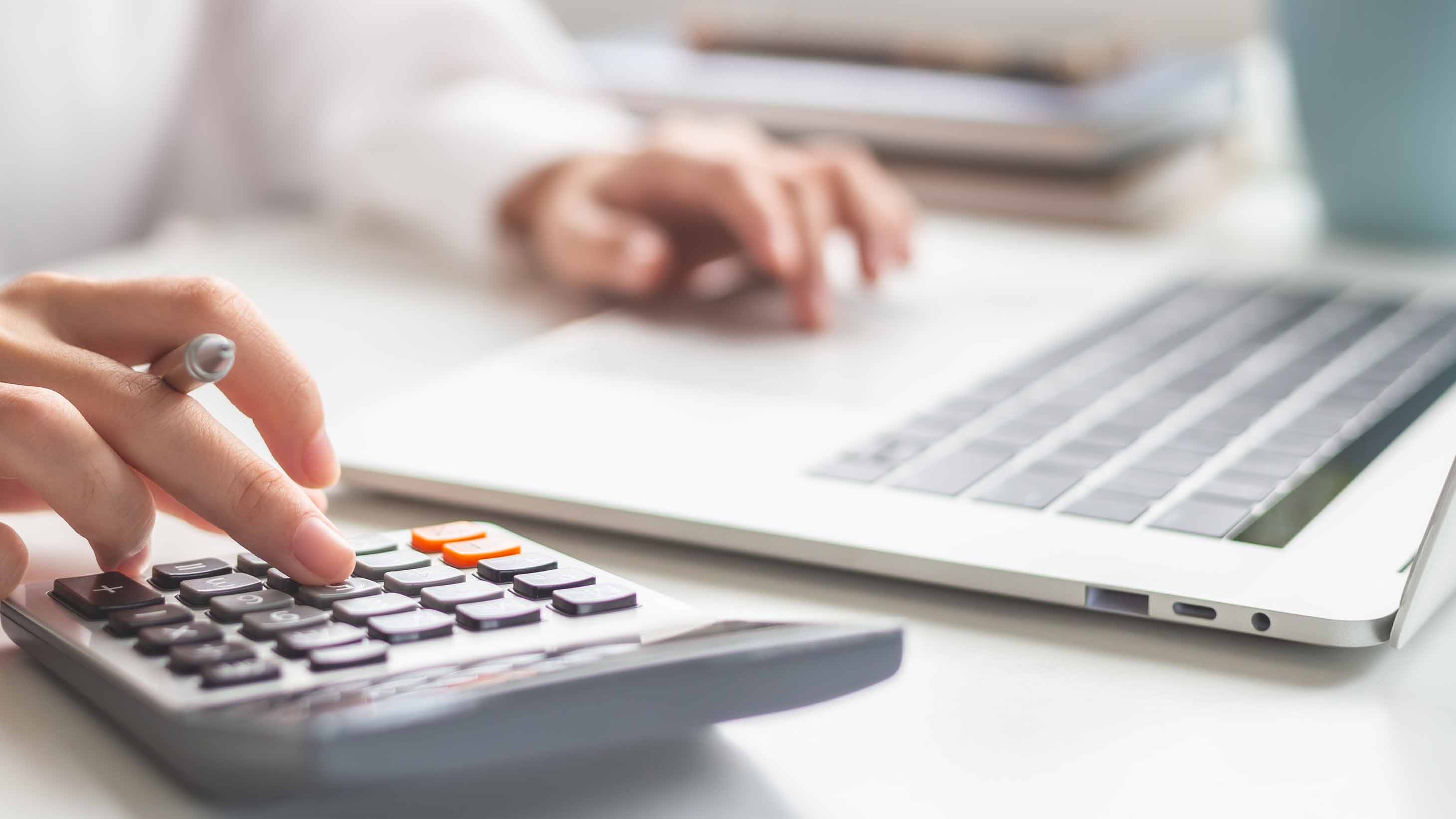 Computertastatur und Taschenrechner