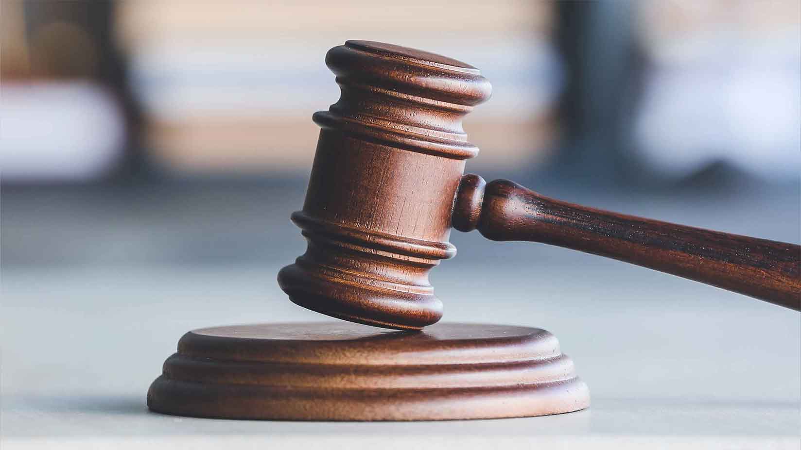 Ein Richterhammer vor unscharfem Hintergrund