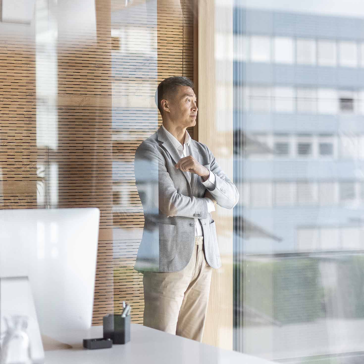 STIEBEL ELTRON: Mann schaut aus dem Fenster
