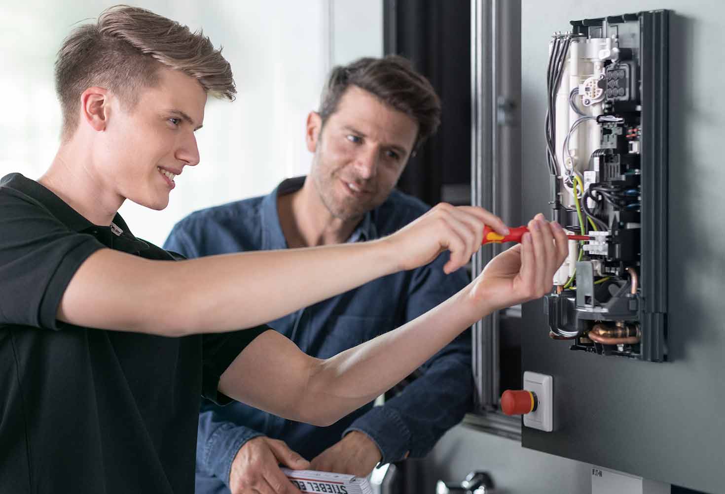 Azubi und Auszubildender bei STIEBEL ELTRON in Holzminden
