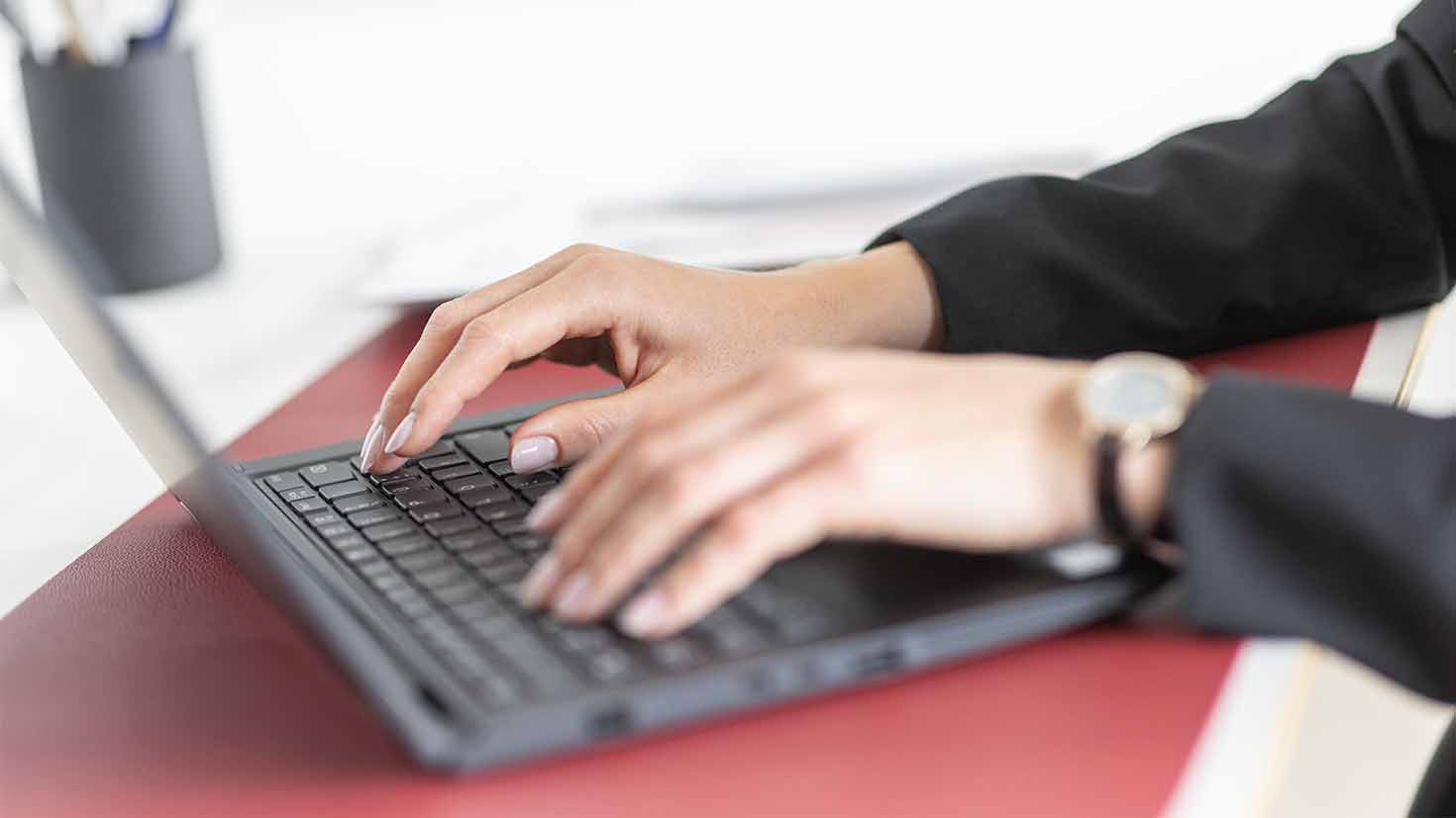 Mitarbeiterin am Laptop