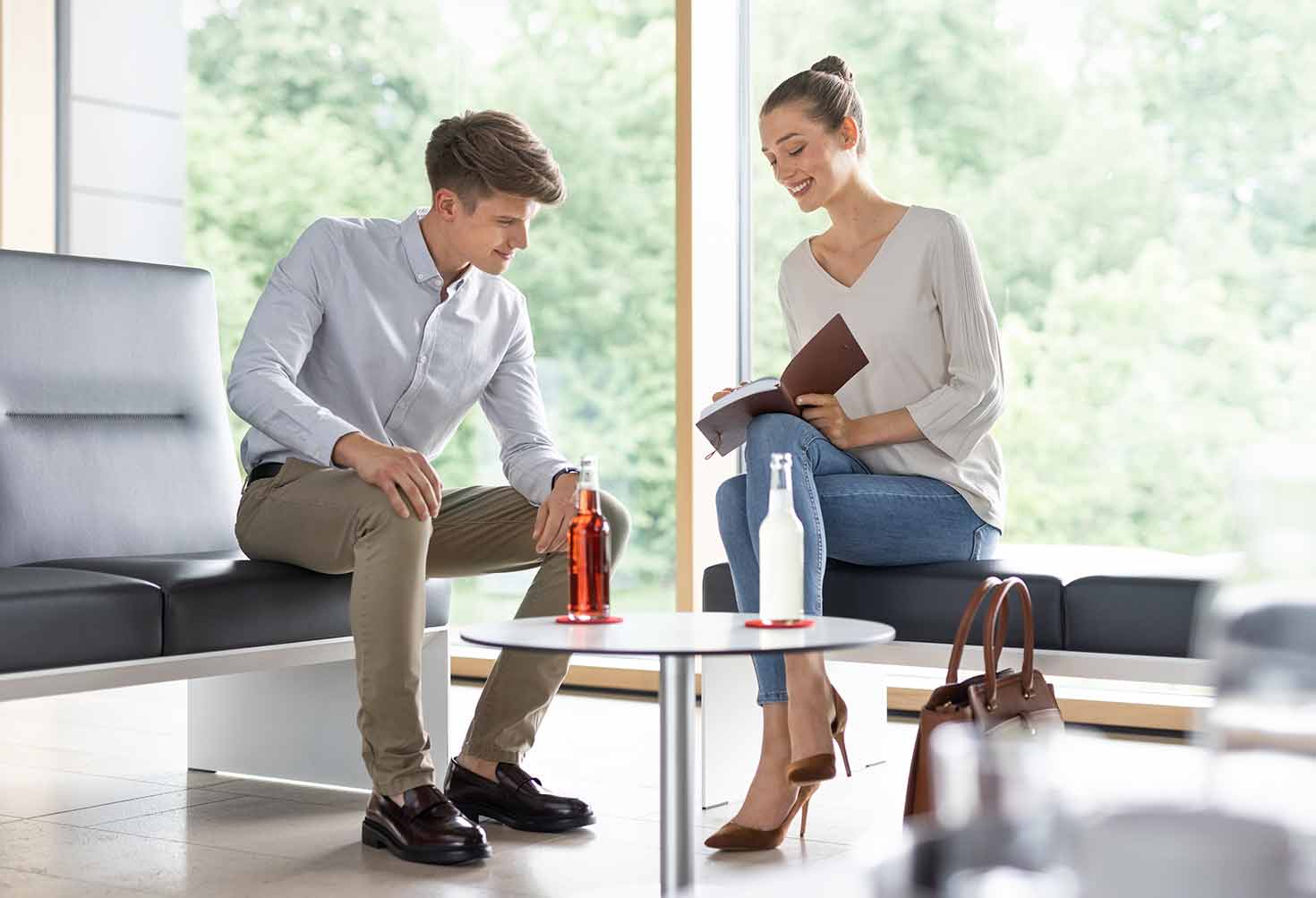 Abschlussarbeit im Unternehmen: eine Studentin und ein Student im Gebäude des Energy Campus