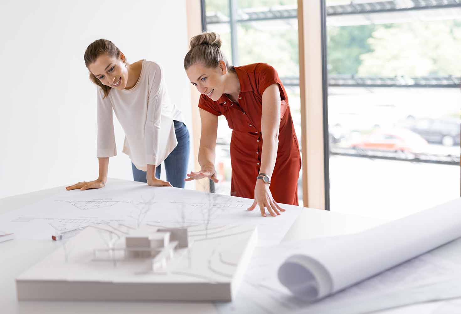Werksstudenten von STIEBEL ELTRON: eine Studentin mit einer Kollegin bei der Projektplanung