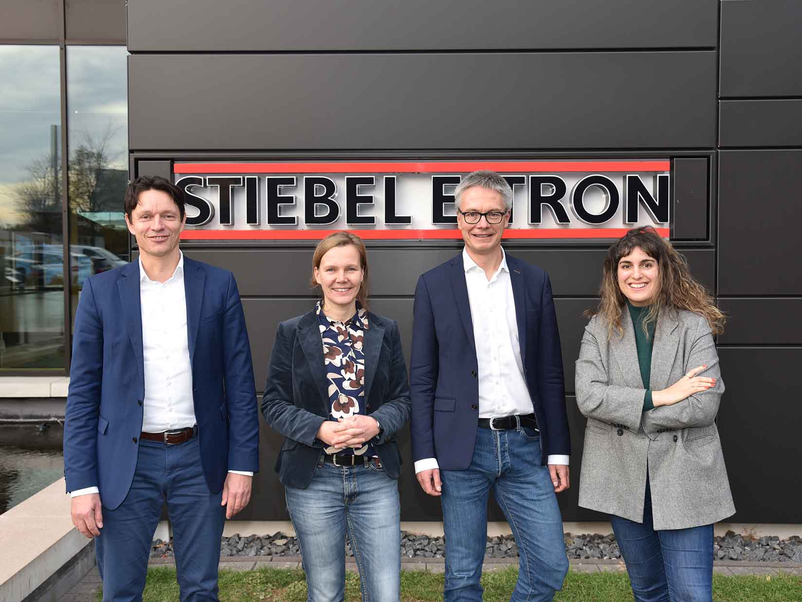 Gruppenbild vor dem Energy Campus