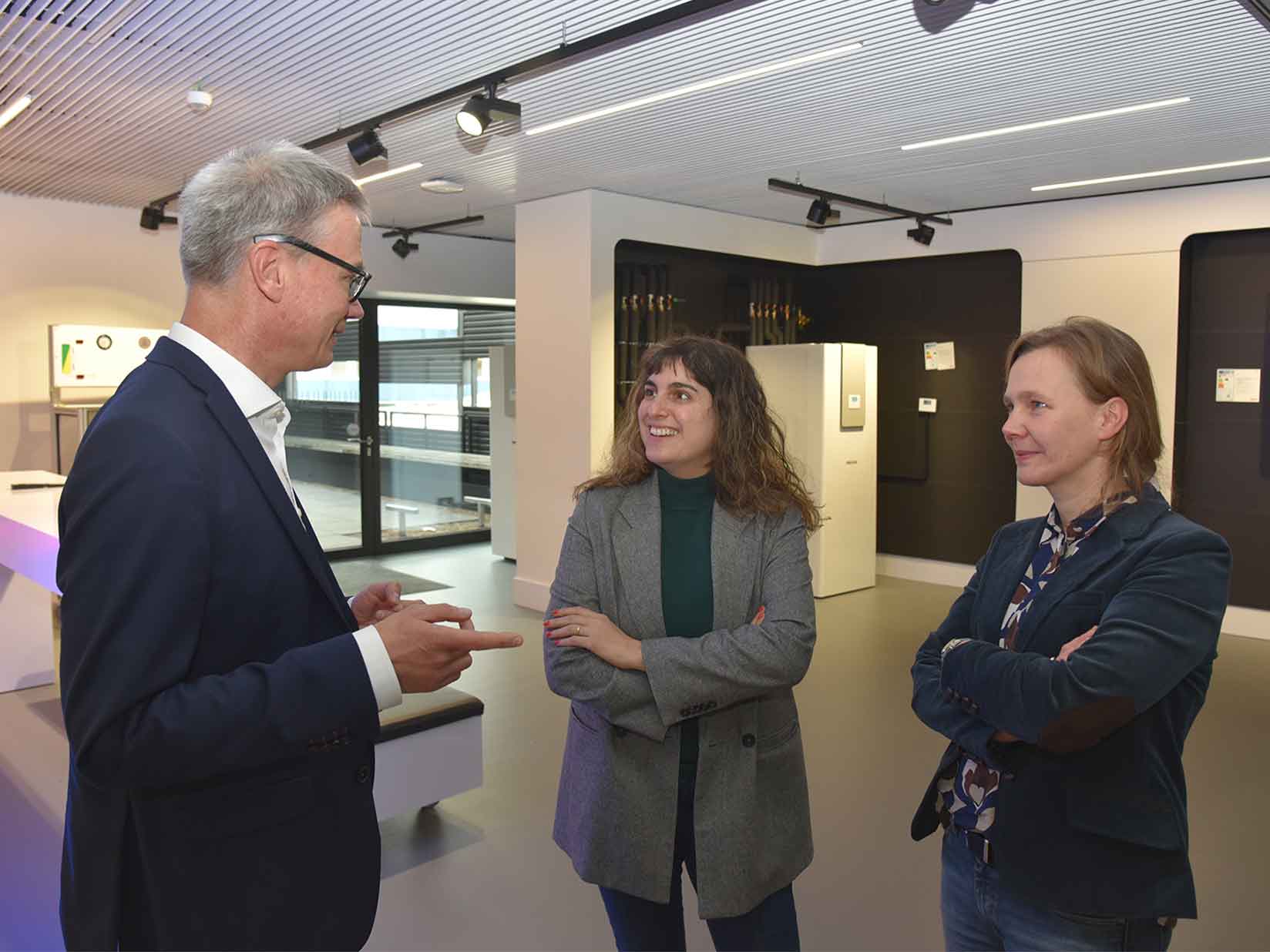 Dr. Kai Schiefelbein, Marie Kollenrott und Britta Kellermann (von links) im Schulungsraum Wärmepumpe des Energy Campus.