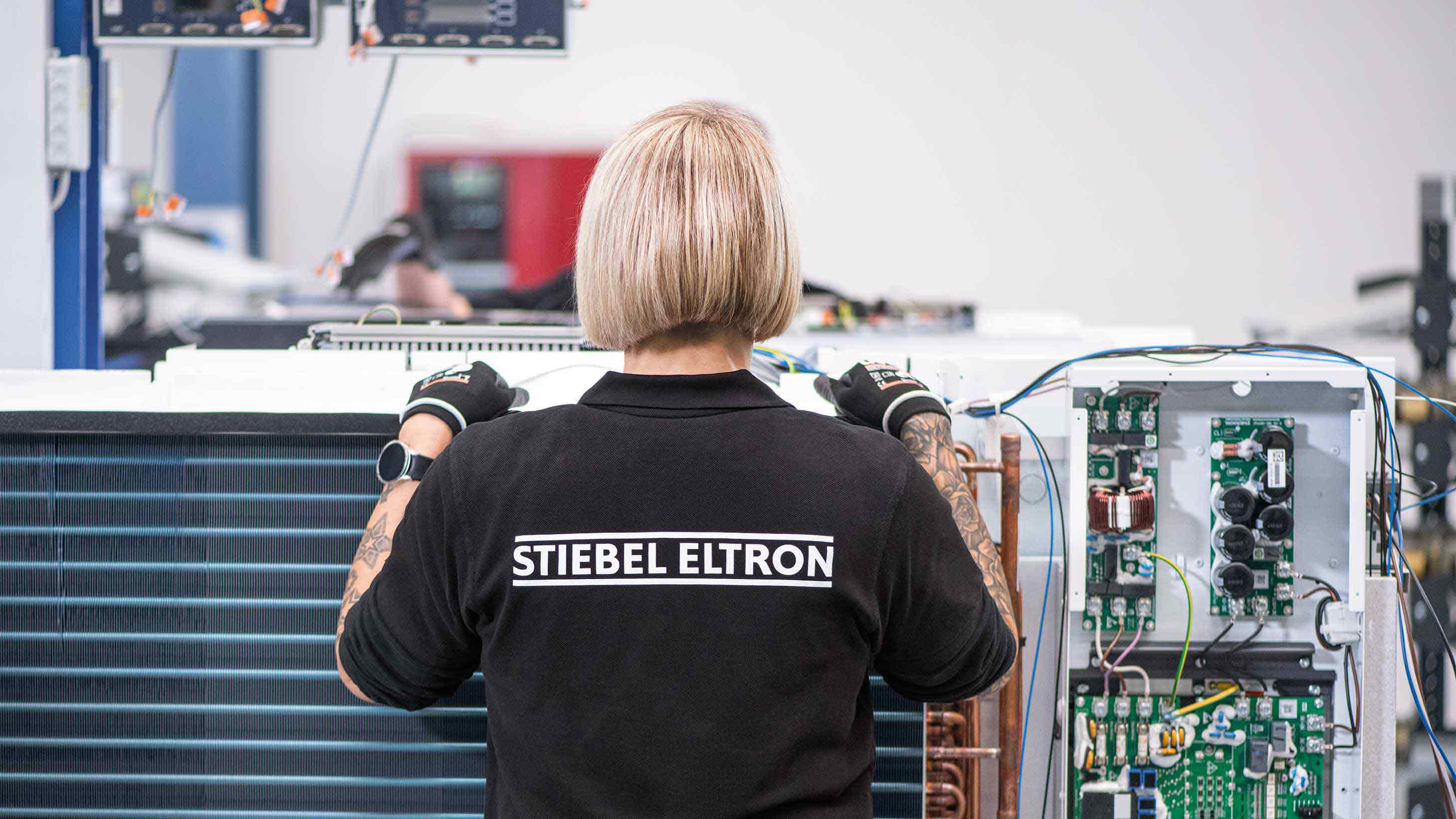 STIEBEL ELTRON Mitarbeiterin in der Produktion von einer Wärmepumpe.