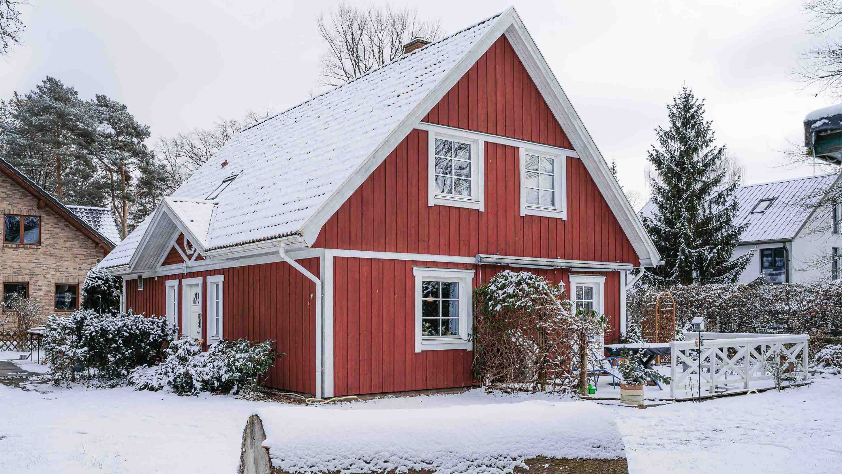 Einfamilienhaus im skandinavischen Stil im Schnee