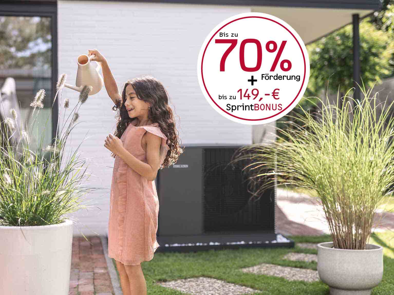 Mädchen steht vor der Wärmepumpe und gießt Blumen, ein rundes Signet mit weißem Hintergrund zeigt Jetzt bis zu 70% Förderung vom Staat