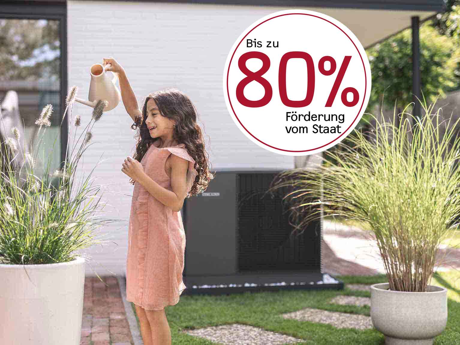 Mädchen steht vor der Wärmepumpe und gießt Blumen, ein rundes Signet mit weißem Hintergrund zeigt Jetzt bis zu 70% Förderung vom Staat