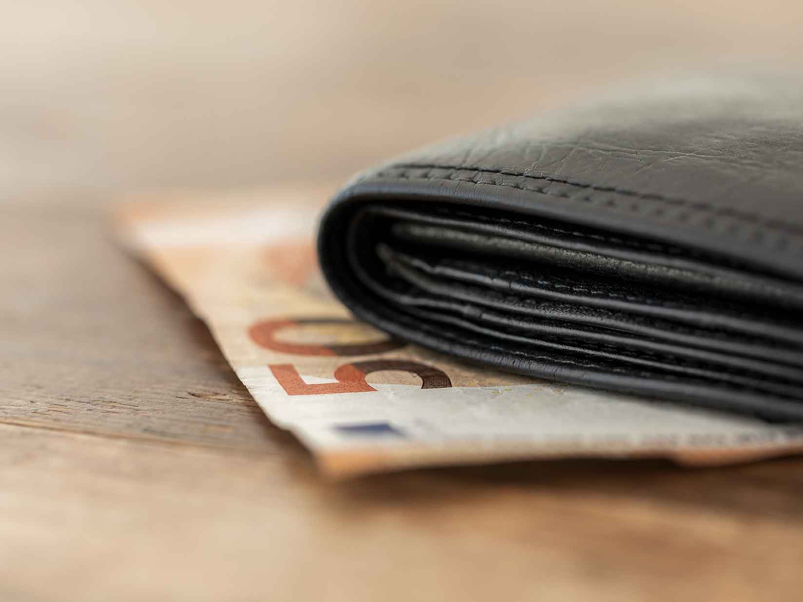 Geldbeutel mit einem 50-Euro-Schein