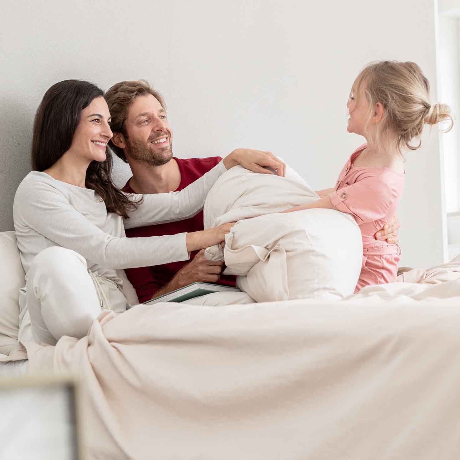 Vater, Mutter und Tochter spielen zusammen