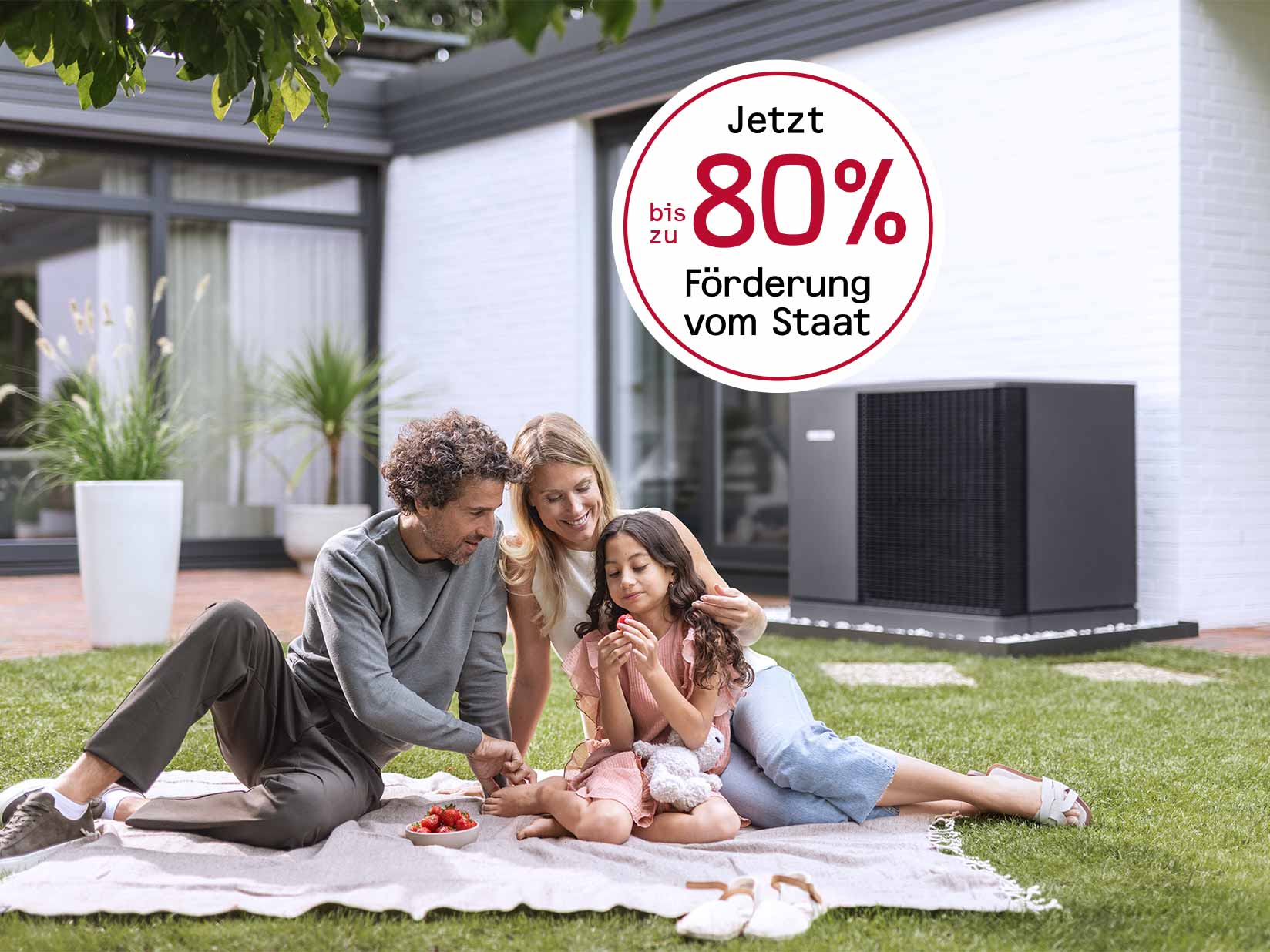 Familie vor einer Wärmepumpe