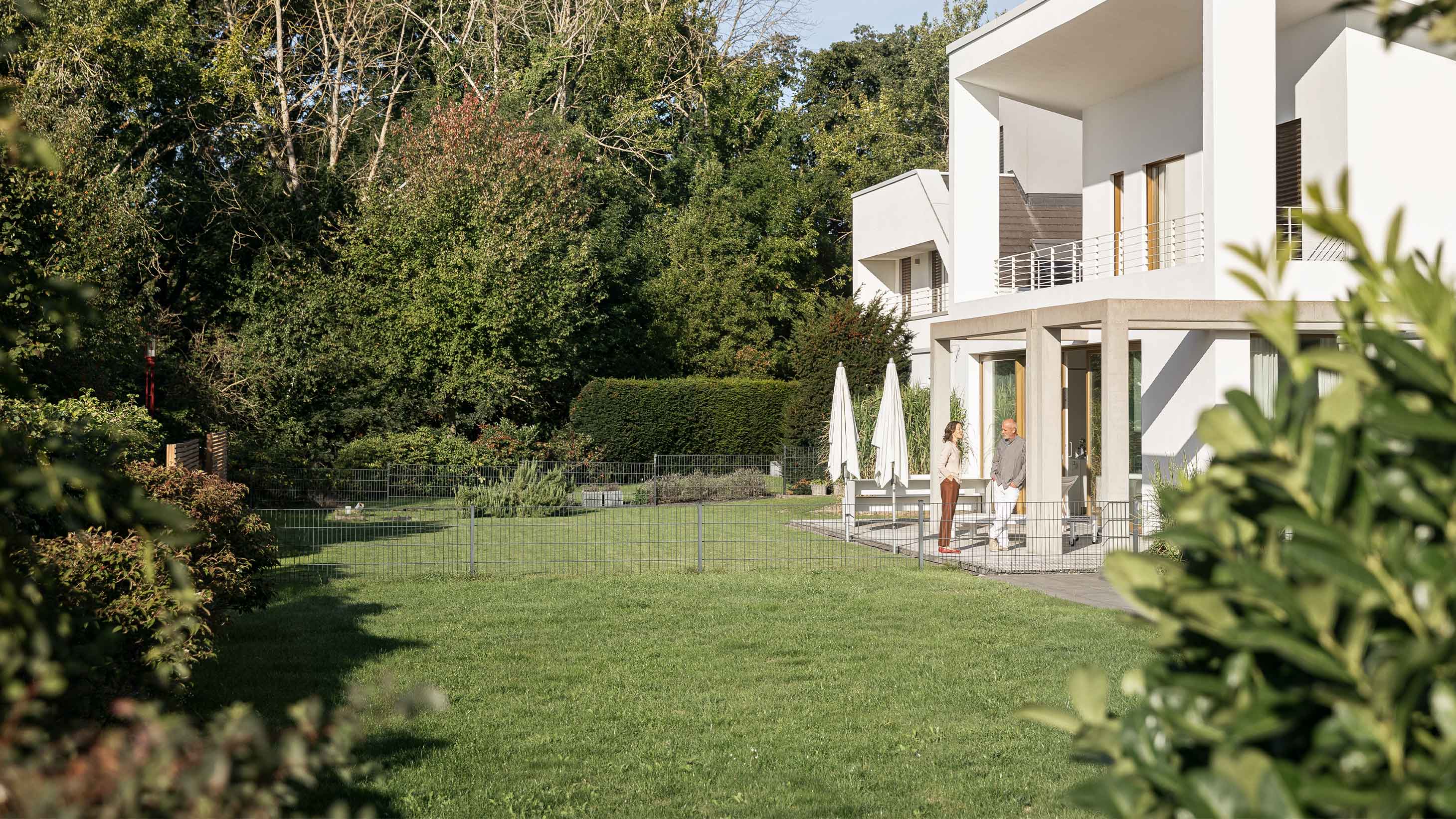 Rasenfläche vor einem modernen Einfamilienhaus in Flachbauweise