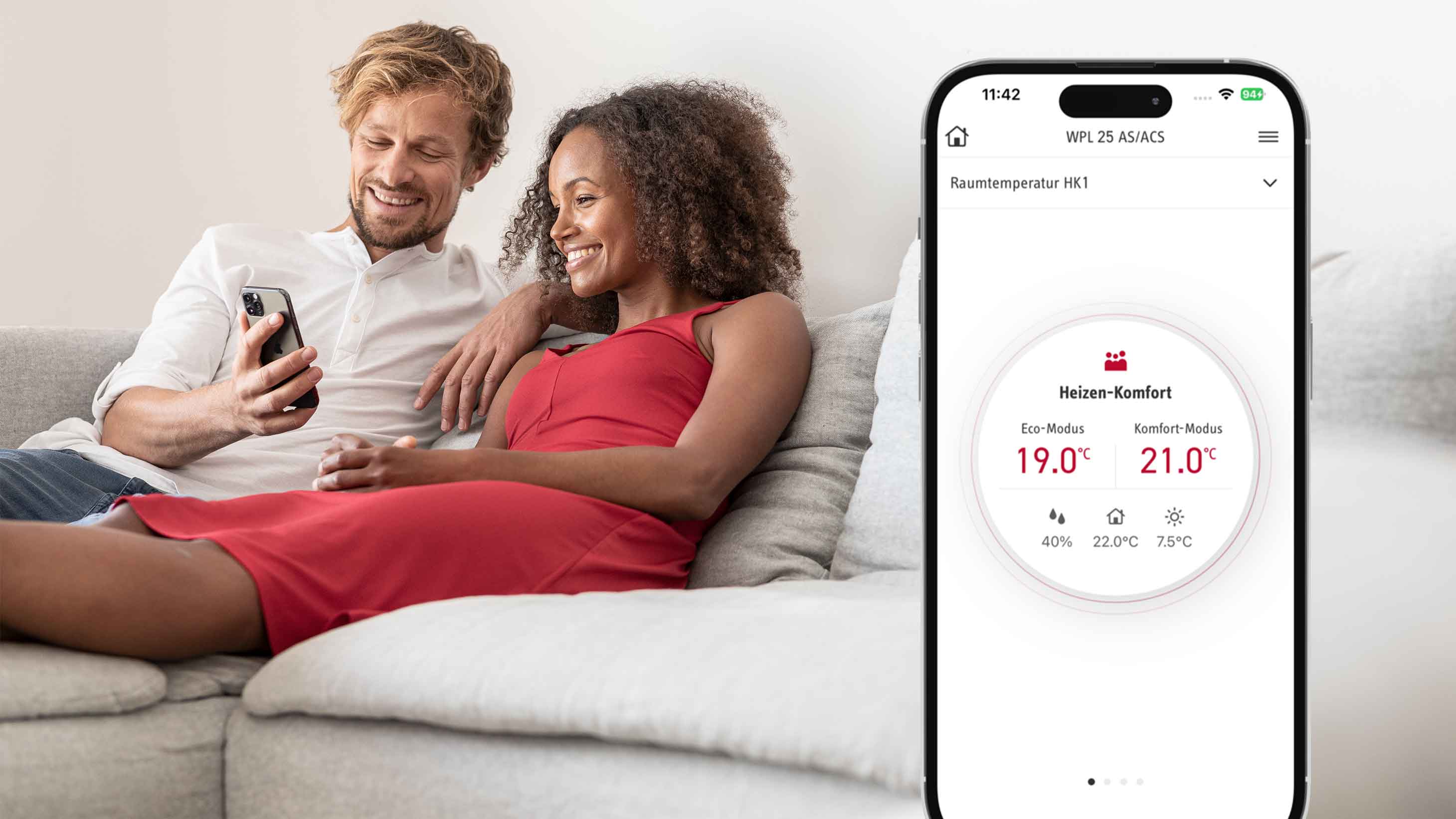 Ein Paar sitzt auf dem Sofa und schaut gemeinsam auf ein Smartphone. Daneben ist eine Abbildung der MyStiebel App zu sehen.