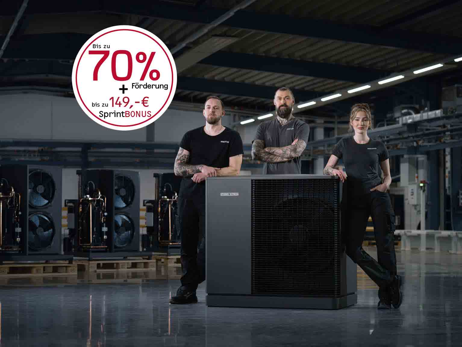 Das Bild zeigt zwei Wärmepumpe in weiß und anthrazit in einer Produktionshalle. Auf dem Bild ist zusätzlich der folgende Hinweis gegeben: Jetzt noch bis zu 70 % Förderung vom Staat.