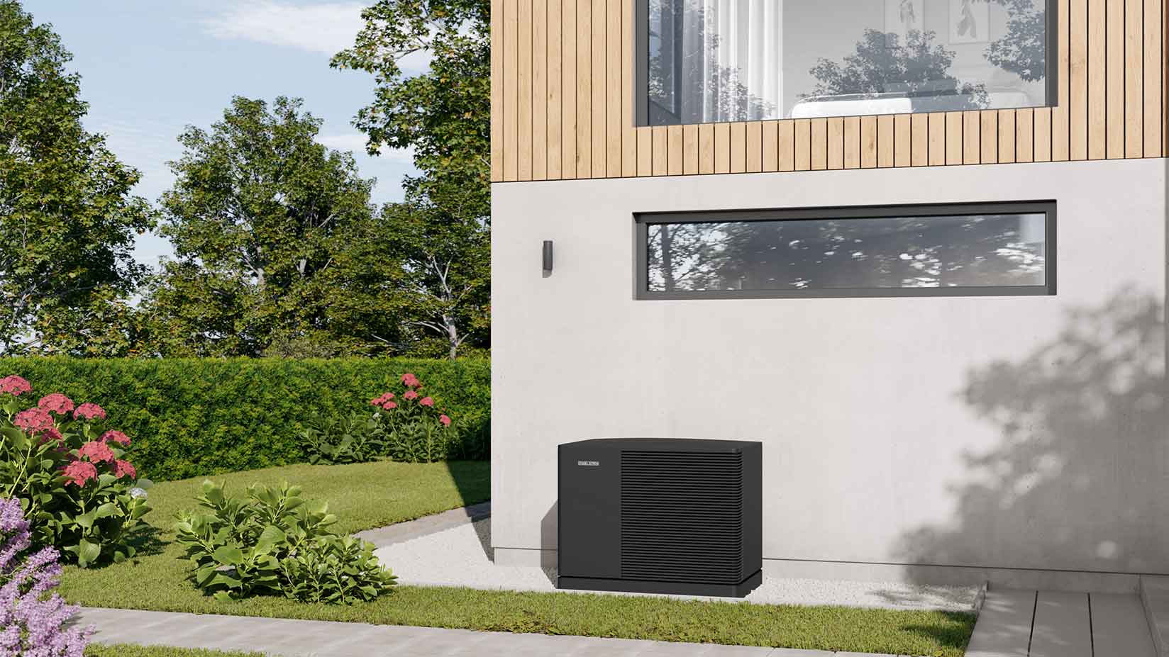 Wärmepumpe steht vor einem Neubau