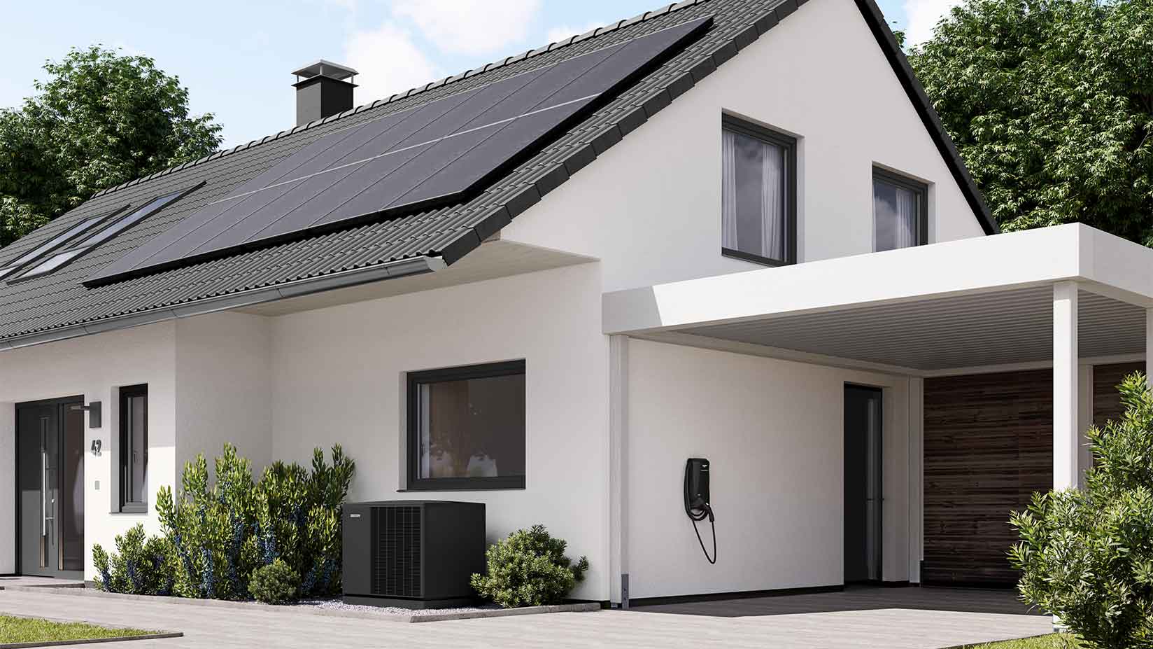 Wärmepumpe steht vor Altbau mit Wallbox und Photovoltaik