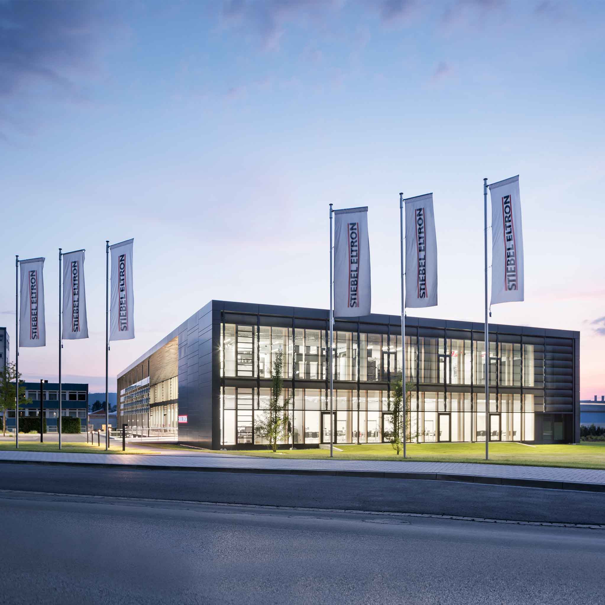 Zwei Männer unterhalten sich vor dem STIEBEL ELTRON-Energy Campus