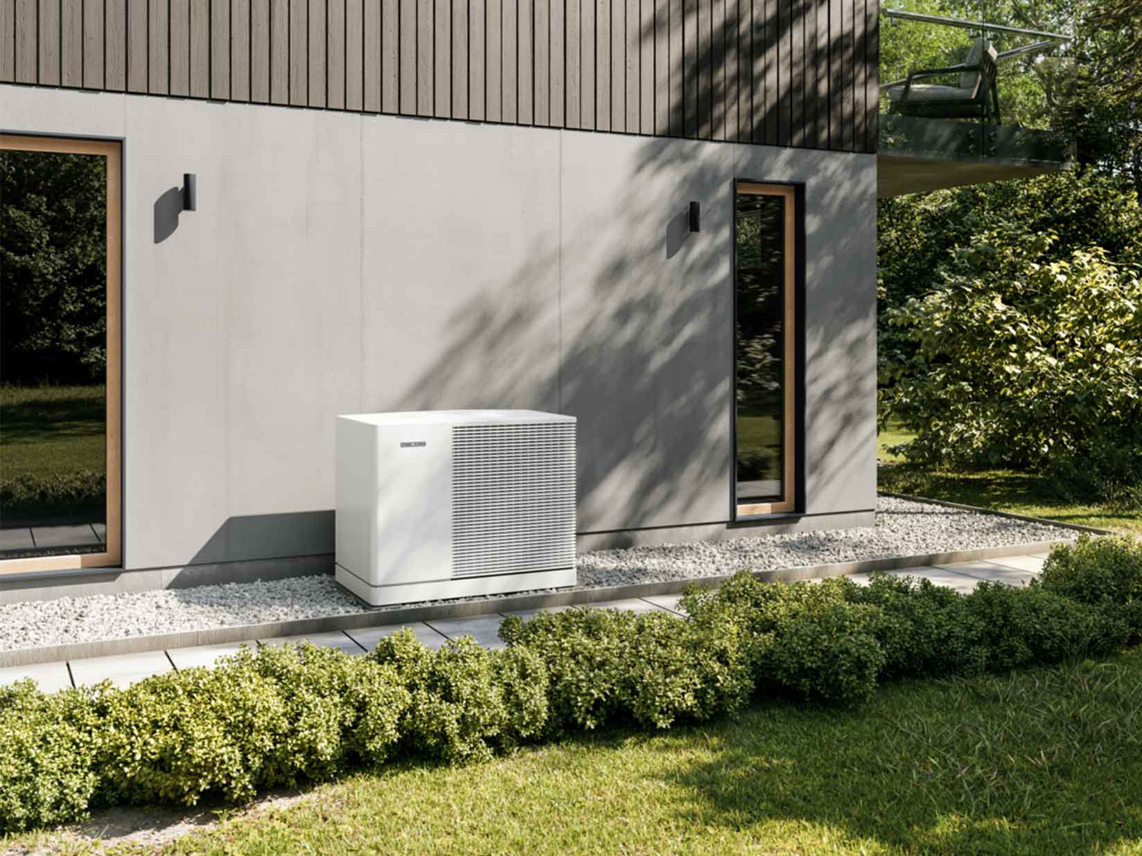 Weiße Wärmepumpe WPL-A vor einem modernen Haus