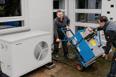 Eine Gasheizung wird ausgebaut und mit einer Wärmepumpe ersetzt